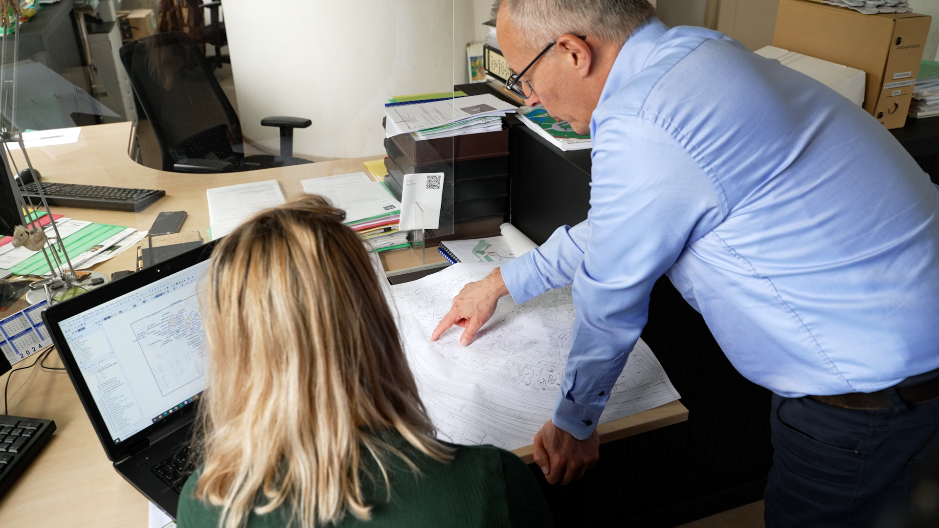 Karian van Geokari aan het werk op kantoor